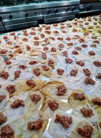 голубцы....эх вкусно же как
Задачка
есть 12 кг фарша для голубцов
вес каждого голубца примерно 25 грамм
какое количество голубцов пришлось сделать? 
как вспомню так и вздрогну