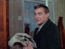 А ателье по ремонту одежды не? просто новая куртка, разрыв наверняка по шву, нормальному мастеру 20 минут работы, а так сразу на дачу...