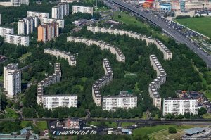 Как всё изменилось!
Уже развалилось,
Подножие лысой горы,
И молодцы вроде,
Давно не заходят,
Остались одни упыри...(с)
Те самые три дома на въезде в Тёплый Стан в 70-е и сейчас. Так называемые "Три семёрки и WiFi" :)