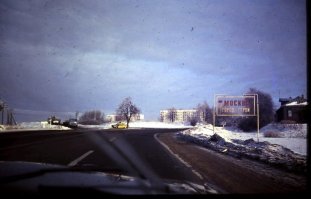 Как всё изменилось!
Уже развалилось,
Подножие лысой горы,
И молодцы вроде,
Давно не заходят,
Остались одни упыри...(с)
Те самые три дома на въезде в Тёплый Стан в 70-е и сейчас. Так называемые "Три семёрки и WiFi" :)