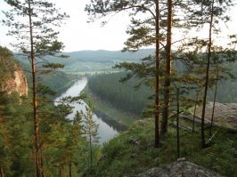 Была везде, кроме Банного. Автор прав - отдых лучше всего организован на Таганае. Разные уровни сложности маршрутов, в том числе по длительности - от одного дня до недели-двух. Размещение на ночевку возможно на кордонах, где предоставляется минимум удобств, но идут туда конечно же не за удобствами. В сырую погоду тропы плохо проходимы, грязь, надо брать сапоги. Встречала туристов из Нижнего Новгорода, Самары, Перми, Уфы, Екатеринбурга. 
Популярен в этих местах сплав по реке Ай. В программу обычно входят Пороги, Айские притесы, Сухие водопады, Сикияз-Тамакский пещерный комплекс. Масса впечатлений и перезагрузка гарантированы!
На фото - вид с Двуглавой сопки на Откликной гребень и река Ай.