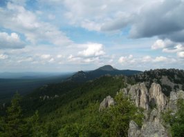 Была везде, кроме Банного. Автор прав - отдых лучше всего организован на Таганае. Разные уровни сложности маршрутов, в том числе по длительности - от одного дня до недели-двух. Размещение на ночевку возможно на кордонах, где предоставляется минимум удобств, но идут туда конечно же не за удобствами. В сырую погоду тропы плохо проходимы, грязь, надо брать сапоги. Встречала туристов из Нижнего Новгорода, Самары, Перми, Уфы, Екатеринбурга. 
Популярен в этих местах сплав по реке Ай. В программу обычно входят Пороги, Айские притесы, Сухие водопады, Сикияз-Тамакский пещерный комплекс. Масса впечатлений и перезагрузка гарантированы!
На фото - вид с Двуглавой сопки на Откликной гребень и река Ай.