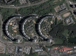 А вот это рядом, в Ясенево на ул. Одоевского. Там над МКАД проходит коридор захода на посадку самолётов на Внуково. Должна быть надпись СССР. Но Союз развалился и последнюю букву не достроили.