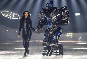 ЭТО НЕ РОБОТ! Это костюм и внутри находится человек!