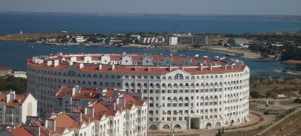 Повторюсь, но с другого ракурса - круглый дом в Севастополе, он же Колизей, он же Жемчужина Омеги.