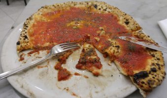 Извиняюсь, если не понравится вид полусъеденной еды, только на этой стадии додумался запечатлеть. Сфотал пиццу Маргарита в центре Неаполя - родины пиццы, в одной из самых старых пиццерий. Напоминает обычную столовую, небольшие столы на четверых, заказ надо делать и оплачивать на входе. В меню всего два вида пиццы: Маргарита и Маринара, напитки: кока-кола и пиво,  все... Чтобы войти надо с час простоять в живой очереди... но оно того стоило. Несмотря на то, что уже напробовался местной вкуснятины и не был особо голоден, без вариантов эта пицца была самой вкусной из тех что я ел в Италии и где либо еще.