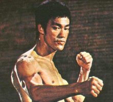 Да какой он каратист... Спарринг-партнер, то есть мальчик для битья. Чуть лучше болвана (это не ругательство, а предмет такой, на котором отрабатывают приемы). На костяшки посмотреть, кулачки-то не набиты, не стесаны. Большие пальчики отогнуты. Фуфел, одним словом.
Вот кулаки настоящих мастеров: