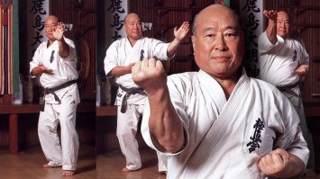 Да какой он каратист... Спарринг-партнер, то есть мальчик для битья. Чуть лучше болвана (это не ругательство, а предмет такой, на котором отрабатывают приемы). На костяшки посмотреть, кулачки-то не набиты, не стесаны. Большие пальчики отогнуты. Фуфел, одним словом.
Вот кулаки настоящих мастеров: