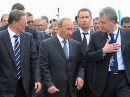 то есть по вашему они идиоты если брали "слесаря" Золотова на работу?