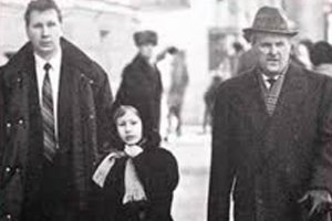 то есть по вашему они идиоты если брали "слесаря" Золотова на работу?