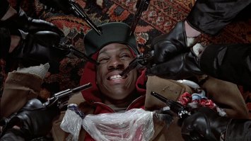 Наоборот надо вооружать!
Вот так пришел пострелять в школу, а тебе в грызло сразу 6-7 волын уперлось.
Если про психов, то те и подушкой замочат как нех.