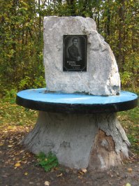 Все данные о Махно противоречивы и сейчас уже невозможно восстановить подлинную историю Махно и махновщины. Мой прадед был кумом Щуся - начштаба Махна, хотя сам оружия в руки не брал за всю Гражданскую войну (навоевался по горло в Первую Мировую). Так вот, в тех краях (Гуляй-Поле и окрестности) до сих пор в народе помнят и, как ни странно, любят Махна. Несмотря на то, что были и грабежи со стороны махновцев, и расстрелы. Но, как говорят местные, либо "за дело", либо беспредел рядовых, жестоко каравшийся самим Махно.