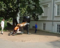 На фото - одна из работ пражского скульптора Давида Чёрного, известного неоднозначными и порой скандальными творениями. В частности - один из множества железных младенцев без лица, часть из которых "ползают" по башне телецентра в районе Жижков (Прага-3). Не знаю, как сегодня, а лет 10-15 назад, заглянув внутрь младенца с фото, любопытный видел телеэкран с выступлениями чешских политиков. На видео рядом - памятник Францу Кафке этого же автора. Год назад удалось-таки его найти:)