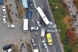 На фотке вида сверху видно что справа можно было объехать при большом желании.