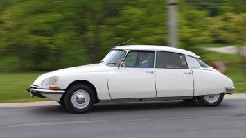 Да на эту модель и в жизни-то смотреть не очень, перемудрили французы со своими гробами.