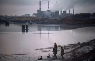 Немного информации к размышлению... 

Данный кадр сделан возле ТЭЦ-20 (Москва, Канатчиково)

на карте: красная стрелка - направление с'емки
          зеленый квадрат - приблизительное место с'емки

Любопытно, про какой "соседний целлюлозный комбинат, который регулярно сливал в воду какую-то отраву..." идет речь? Хотя возможно фото и текст просто не соответствуют друг-другу.