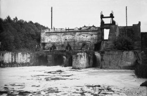 Если речь шла про Таллинский ЦБК имени В. Кингисеппа (фото 1), то я и говорю, что текст с сопроводительными фото не вяжется... 

Скорее всего, вместо фото с ТЭЦ стоило бы вставить фото с платины (фото 2) и выглядело бы более корректно