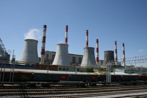 Немного информации к размышлению... 

Данный кадр сделан возле ТЭЦ-20 (Москва, Канатчиково)

на карте: красная стрелка - направление с'емки
          зеленый квадрат - приблизительное место с'емки

Любопытно, про какой "соседний целлюлозный комбинат, который регулярно сливал в воду какую-то отраву..." идет речь? Хотя возможно фото и текст просто не соответствуют друг-другу.
