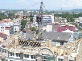 Тут вообще увлеклись и забыли кран посередь двора... достать его теперь можно только вертолетом или еще большим краном