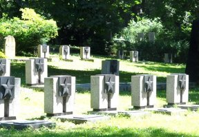 И правильно делают. Пример из моего города - кладбище солдат оставили, ухаживают, акции даже проводят - палят зниче (лампионы). Сняли только звезду с главного обелиска. Так что против идеологии идет борьба, а не с памятью о погибших.