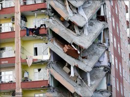 Так этож негры - их не жалко, новых нарожают... Ой, афроамериканцы, извините за неполиткорректность...

А по поводу пола - так бетонные перекрытия тоже рушатся, так что домик Ниф-Нифа - Нуф-Нуфа тут не к месту.