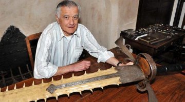 Любой, кто хоть немного интересуется историей, всё это видел или знал. Автор может сказать хотя бы что это, тогда, возможно, он разбирается в истории (для справки щит-рондаш, меч изрыбы, крысо-бомба и индийская сабля с шариком внутри, ну типа смещённый центр).
