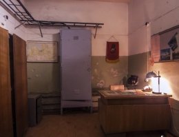 Кто писал эту статью? Это перевод с латвийского?

***Отдельное помещение - штабная комната, со знакомыми по фильмам картами, на которых обозначены стратегических точек ядерного удара по всему миру. 

По каким фильмам? Американским?
 Насколько я разбираюсь в топографии на снимках карты только Латвийской ССР.