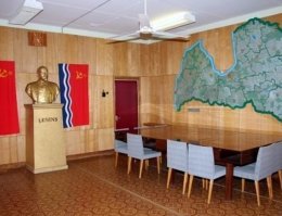 Кто писал эту статью? Это перевод с латвийского?

***Отдельное помещение - штабная комната, со знакомыми по фильмам картами, на которых обозначены стратегических точек ядерного удара по всему миру. 

По каким фильмам? Американским?
 Насколько я разбираюсь в топографии на снимках карты только Латвийской ССР.