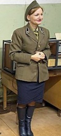 Это что за чучело в солдатском кителе? Петлицы вверх ногами, погон нет, пилотка вообще с "лесных братьев" снята...