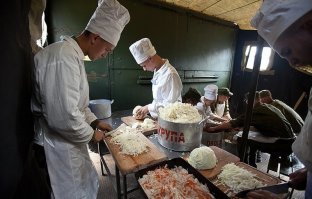 На кастрюле надпись "Крупа", а в ней капуста...
Вообщем, не верь глазам своим...
