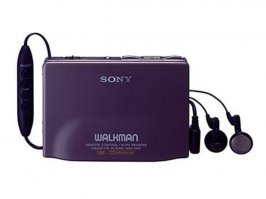 94 или 95 год точно не помню. Как то одолжил у сестры такой плеер, по понтоваться. Он в то время 100 грина стоил. Тусанули с ребятами в клубе, девочки, бильярд, синька рекой. Под утро двинулись домой. Словили "тачку", едем. На Москворецкой набережной "приперло" мочевой пузырь, спасу нет. Тормознули мастера на набережной, зашел за бытовку на берегу отлить. Поехали домой. Приехали я хвать, а плеера то нет. Всю машину облазил, нету. Погрустил. Начал оттягивать день расплаты. И вот еду на машине по набережной и вспоминаю что выходил отлить. Остановился у бытовки пошарил в снегу и... Вот он родимый. Только батарейки сели. Заменил и оп-ля. Вернул сестре рабочий аппарат.