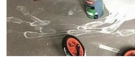 Чёт следы какие-то странные. Как он ходил, блин? Прыгал он что ли или после каждого шага ставил ноги вместе?