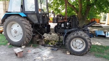 Нихрена там не порвалось. Просто трактор располовинили для замены сцепления. Автор высосал пост из пальца.