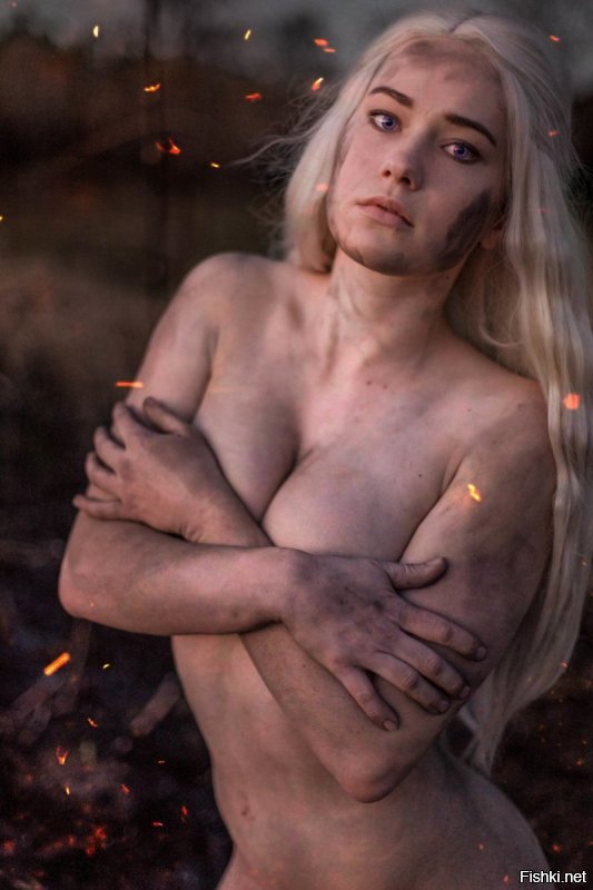 Главное в "женском" косплее - сиськи. Хоть что можно напялить, но если сиськи зачётные - успех гарантирован. И чем меньше напялишь, тем гарантированнее успех 

(ниже фото [якобы] самой сексуальной косплеерши Австралии   )