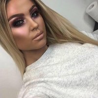 А не такие уж и большие губы. И вовсе не перекаченные. Эта куда страшнее.