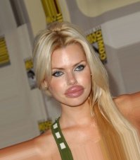 А не такие уж и большие губы. И вовсе не перекаченные. Эта куда страшнее.