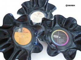 в школе из виниловых пластинок делали тарелочки под цветочные горшки, примерно такие