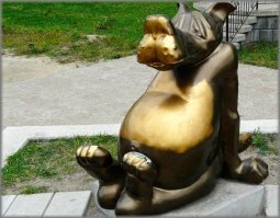 В звуковую дорожку вошли украинские народные песни "Ой там на горі" и "Та косив батько, косив я..." и звук уезжающей телеги из фильма "Чапаев" 1934 года. Возгласы, крики, вздохи были записаны при помощи знакомых, коллег и родственников режиссёра.
В оригинальной сказке есть фраза "Сейчас запою!". Но понятно же, что это совсем не то, тем более, что напечатанная строка не может передать неповторимую актёрскую интонацию.
Назаров собирался подробнее экранизировать предысторию отношений Пса и Волка, так сказать, когда они были молоды, но сделать это из-за временных ограничений не получилось.
Для Джигарханяна " Жил-был пёс" стал первым анимационным фильмом.
Да, пришлось Назарову от греха подальше название изменить, но по признанию Эдуарда Васильевича, он всё же припрятал для чиновников фигу в кармане: в малыше, которого в фильме утащил Волк, а Пёс спас, коварный режиссёр-художник изобразил Никиту Сергеевича Хрущова в детстве.
На фестивале анимационного кино в Суздале в 2012 "Жил-был пёс" попал на верхнюю строчку в символическом рейтинге лучших российских мультфильмов ХХ века, обогнав такие шедевры, как "Ёжик в тумане" Юрия Норштейна и "Винни-Пух" Фёдора Хитрука.
В 1983 году лента получила два специальных приза во Франции и первый приз на кинофестивале сказочных фильмов в Дании.

"Делая кино, вы должны думать о том, чтобы зритель на вашем фильме не заснул". Эдуард Васильевич Назаров.