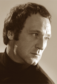 Я назвал дочку Алисой в понимание, что она лиса по натуре (было видно сразу).
Зову её лисёнок.
Кроме Санаевой и Быкова не представляю Алисы и Базилио, наверняка можно сделать лучше, но.....
1978. Дома у Вайнеров.
Пришли все - фамилии высокие, но и Вова Семеныч среди них. Единственный подшитый. Обмывали новую книгу. Семеныч свалил раньше всех - ему было некомфортно среди алкоголя.
7 утра. Звонок Аркадию Вайнеру - Это гениально! Я буду сниматься!
- Что? Кто? Где?
- Ну как где? В фильме! Я буду Играть!!!
- Вова? Это ты? Кого играть? Какой фильм?
- Ну Жеглова конечно!
- А почему ты?
- Ну потому что это Я! Да и в принципе вам никто так сыграть не сможет! Я лучше всех.
- Ну почему не сможет, а Хмельницкий?
- Этот сможет....
- А Химичев?
- Этот сможет. Даже лучше... Но вам ЛУЧШЕ не надо - вам надо как Я сыграю!