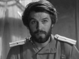 Я назвал дочку Алисой в понимание, что она лиса по натуре (было видно сразу).
Зову её лисёнок.
Кроме Санаевой и Быкова не представляю Алисы и Базилио, наверняка можно сделать лучше, но.....
1978. Дома у Вайнеров.
Пришли все - фамилии высокие, но и Вова Семеныч среди них. Единственный подшитый. Обмывали новую книгу. Семеныч свалил раньше всех - ему было некомфортно среди алкоголя.
7 утра. Звонок Аркадию Вайнеру - Это гениально! Я буду сниматься!
- Что? Кто? Где?
- Ну как где? В фильме! Я буду Играть!!!
- Вова? Это ты? Кого играть? Какой фильм?
- Ну Жеглова конечно!
- А почему ты?
- Ну потому что это Я! Да и в принципе вам никто так сыграть не сможет! Я лучше всех.
- Ну почему не сможет, а Хмельницкий?
- Этот сможет....
- А Химичев?
- Этот сможет. Даже лучше... Но вам ЛУЧШЕ не надо - вам надо как Я сыграю!