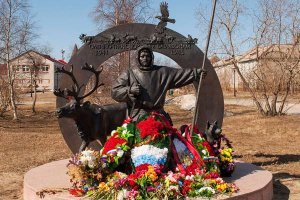 "5 октября 1941 Архангельский комитет партии обратился в ЦК ВКП(б) с предложением использовать на северном участке фронта в качестве транспортных средств ездовых оленей. В Москве инициативу поддержали. И постановили поставить из Ненецкого округа для нужд Карельского фронта 6000 ездовых оленей,1200 грузовых и ездовых нарт с упряжью, а также организовать 600 каюров не позднее 01 января 1942 г."
И далее:
"За время боев Карельского фронта оленно-лыжные батальоны прошли по тылам противника 16 тыс. км, взято в плен 47 «языков», уничтожено более 4000 фашистов, вывезено оленьими упряжками 10 тыс. раненых, перевезено более 17 тыс. военных грузов, доставлено из тундры 162 поврежденных самолета. Переправили для выполнения боевых заданий около 8000 партизан и военнослужащих, многих - в дальние тылы врага."
На фото - памятник погибшим каюрам (Нарьян-Мар).