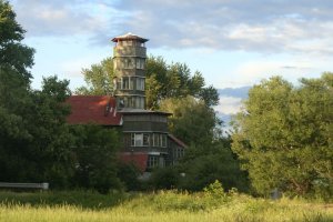 Есть у нас в Чкалово подобный деревянный дом, правда меньшего масштаба. Три этажа дом и башня четыре этажа. На участке у него еще и бункер есть.