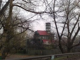 Есть у нас в Чкалово подобный деревянный дом, правда меньшего масштаба. Три этажа дом и башня четыре этажа. На участке у него еще и бункер есть.