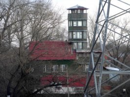 Есть у нас в Чкалово подобный деревянный дом, правда меньшего масштаба. Три этажа дом и башня четыре этажа. На участке у него еще и бункер есть.