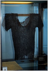 Был во Владимире, был в Рязани. Там много и оружия, и броней выставлено.
Хорошо запомнил свой шок, когда увидел кольчугу богатыря, павшего в бою. По ощущениям - та кольчуга на современного недокормленного 14-ти летнего современного подростка.
И даже дом физиолога Павлова тоже поразил размером комнаток и интерьеров. А ведь на обычных по тем временам рассчитано было.