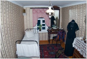 Был во Владимире, был в Рязани. Там много и оружия, и броней выставлено.
Хорошо запомнил свой шок, когда увидел кольчугу богатыря, павшего в бою. По ощущениям - та кольчуга на современного недокормленного 14-ти летнего современного подростка.
И даже дом физиолога Павлова тоже поразил размером комнаток и интерьеров. А ведь на обычных по тем временам рассчитано было.