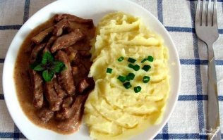 Бефстро ганов (от фр. Bœuf Stroganoff   «говядина по-строгановски»)   популярное блюдо русской кухни, приготовленное из мелко нарезанных кусочков говядины (тонкие квадратики) , залитых горячим сметанным соусом. Также могут иметь место названия «Беф-Строганов», «Беф а ля Строганов», мясо по-строгановски.