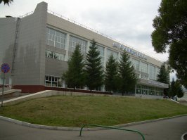 Живу в Омске возле бассейна Альбатрос , на боковой стене было ( оно кстати сохранилось , закрывали при мне  ) классное мозаичное панно во всю стену ( пловец в стиле брасс ) взяли закрыли всё безликой серой плиткой , вентилируемый фасад , будь он неладен (((