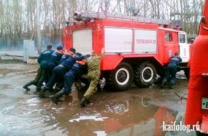 Пожарникам было скучно: вначале они просто катали машину по территории депо, потом решили скрестить ужа и ежа. Скрещивали пожарку и ГАЗ-66, но опять стало скучно, бросили, занялись следующим делом.