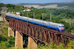 Подъезжая к Севастополю.
Второе видео примерно там-же. Холм прорезан для путей.